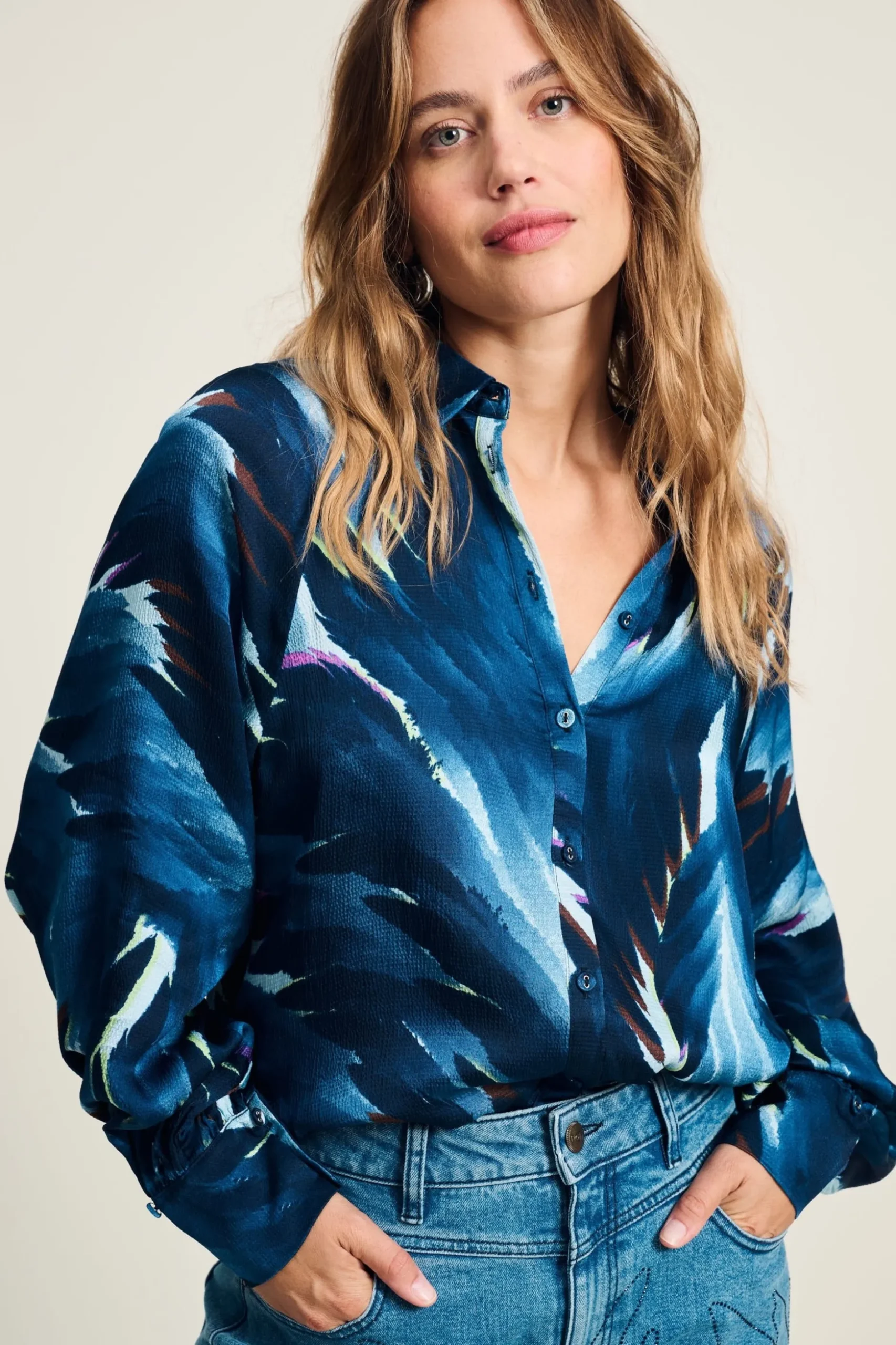 blouse_feathers_blue_5.webp POM Amsterdam BLOUSE Feathers Blue | Blouses