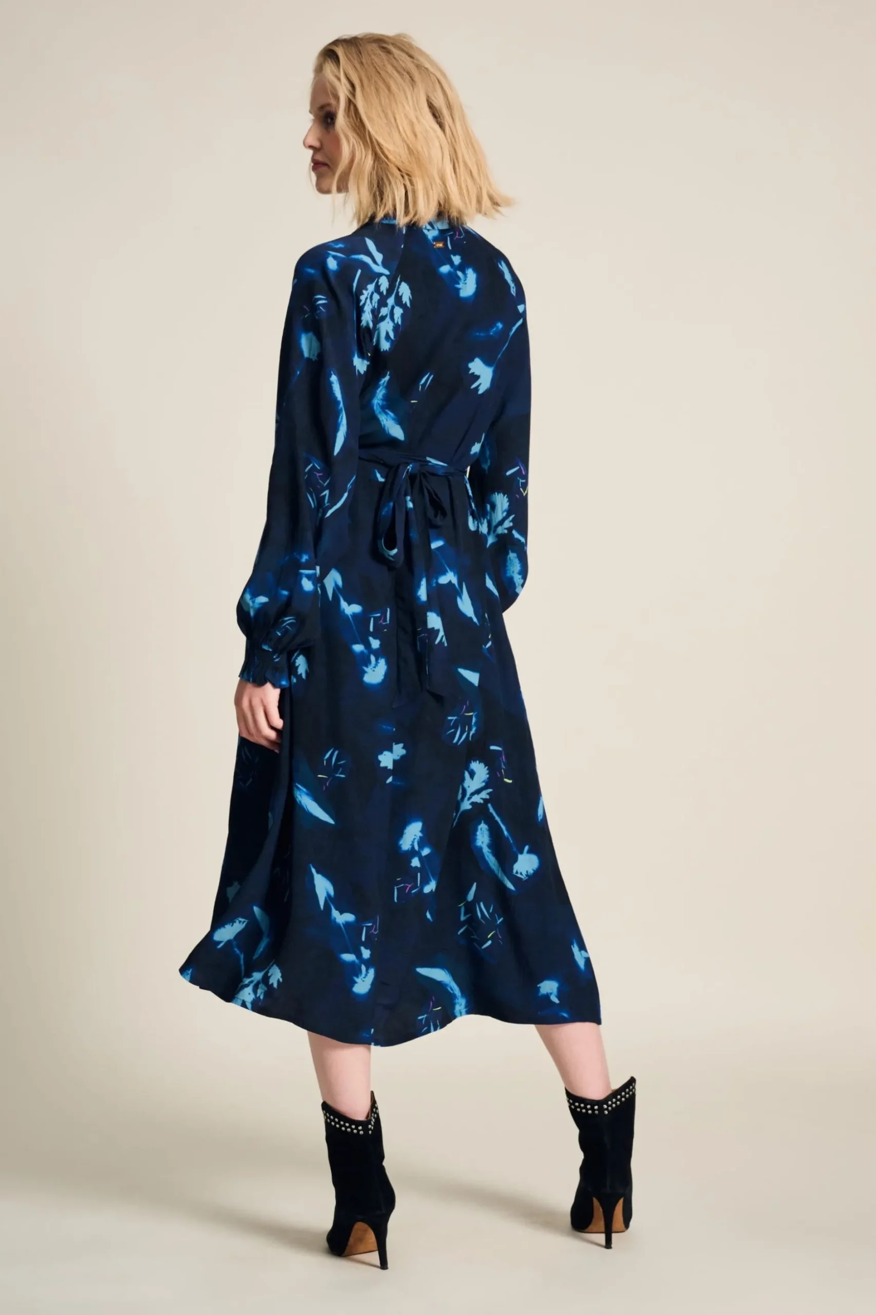 jurk_feathers_and_floral_blue_2.webp POM Amsterdam JURK Blue | Jurken