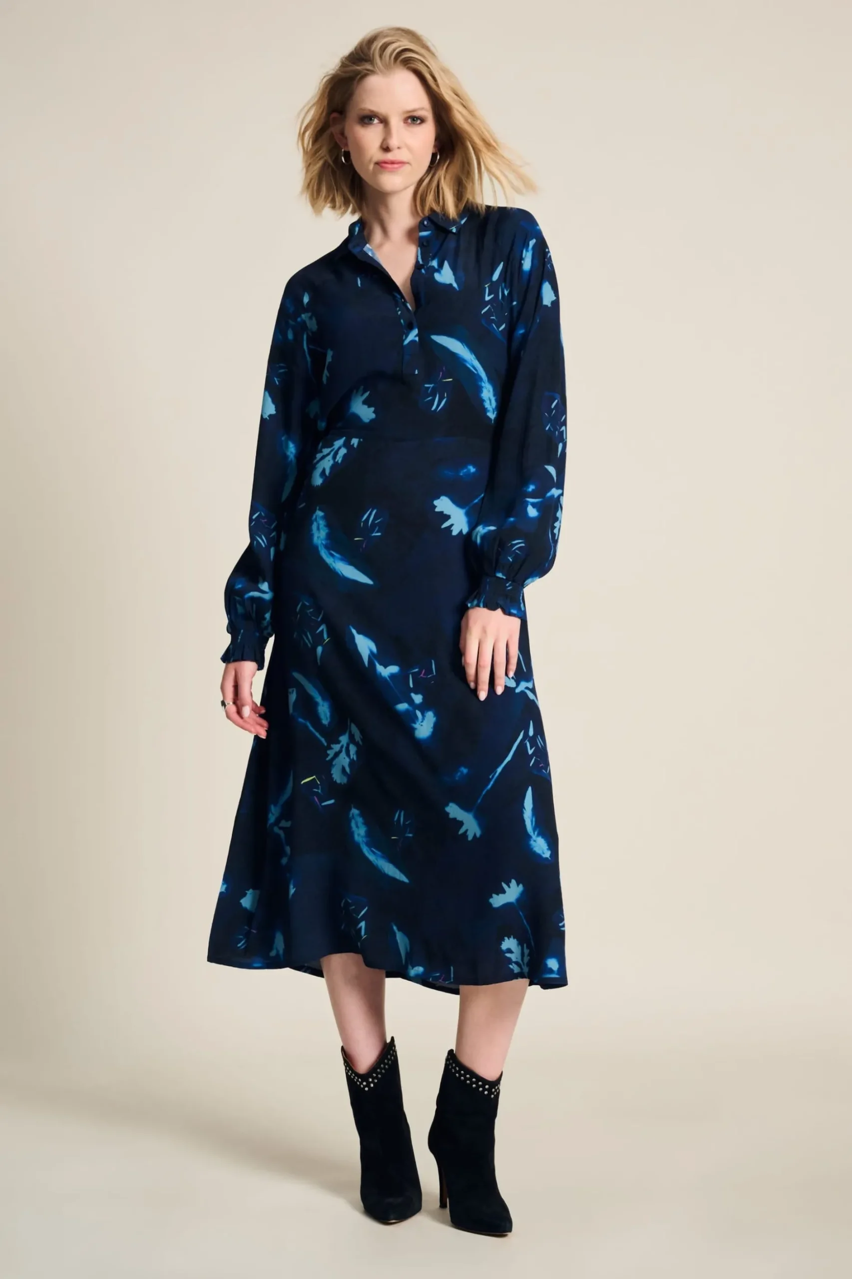 jurk_feathers_and_floral_blue_3.webp POM Amsterdam JURK Blue | Jurken