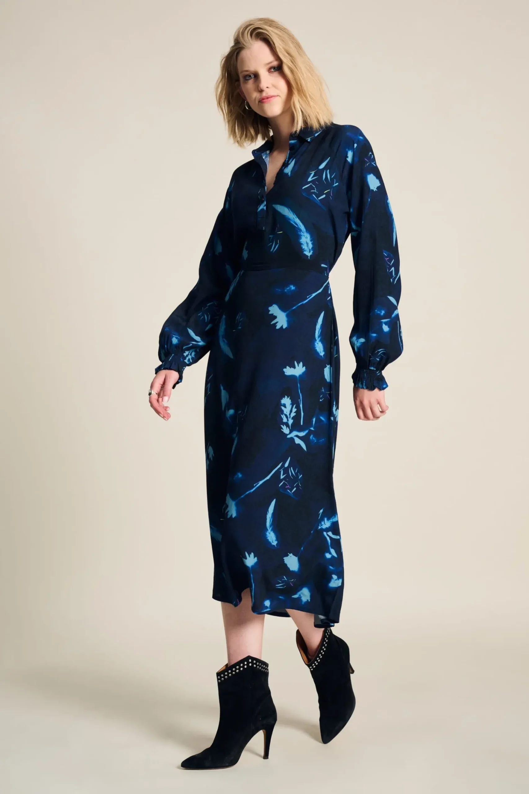 jurk_feathers_and_floral_blue_4.webp POM Amsterdam JURK Blue | Jurken