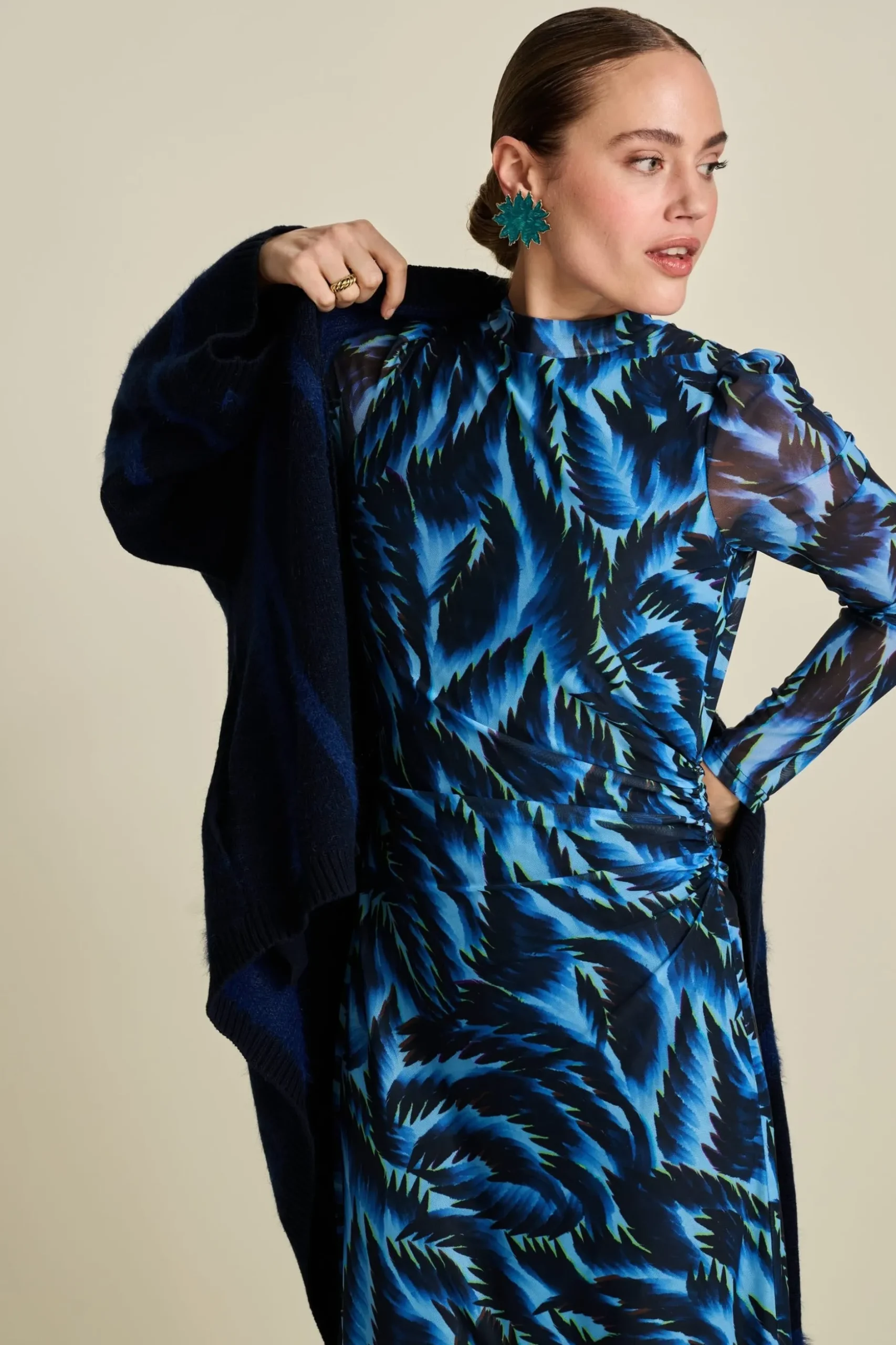 jurk_feathers_blue_mesh_5.webp POM Amsterdam JURK Mesh | Jurken