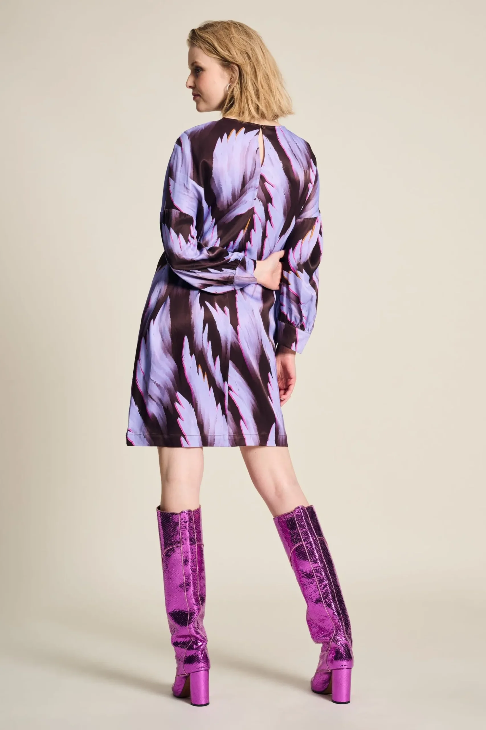 jurk_satin_feathers_brown_5.webp POM Amsterdam JURK Satin | Jurken