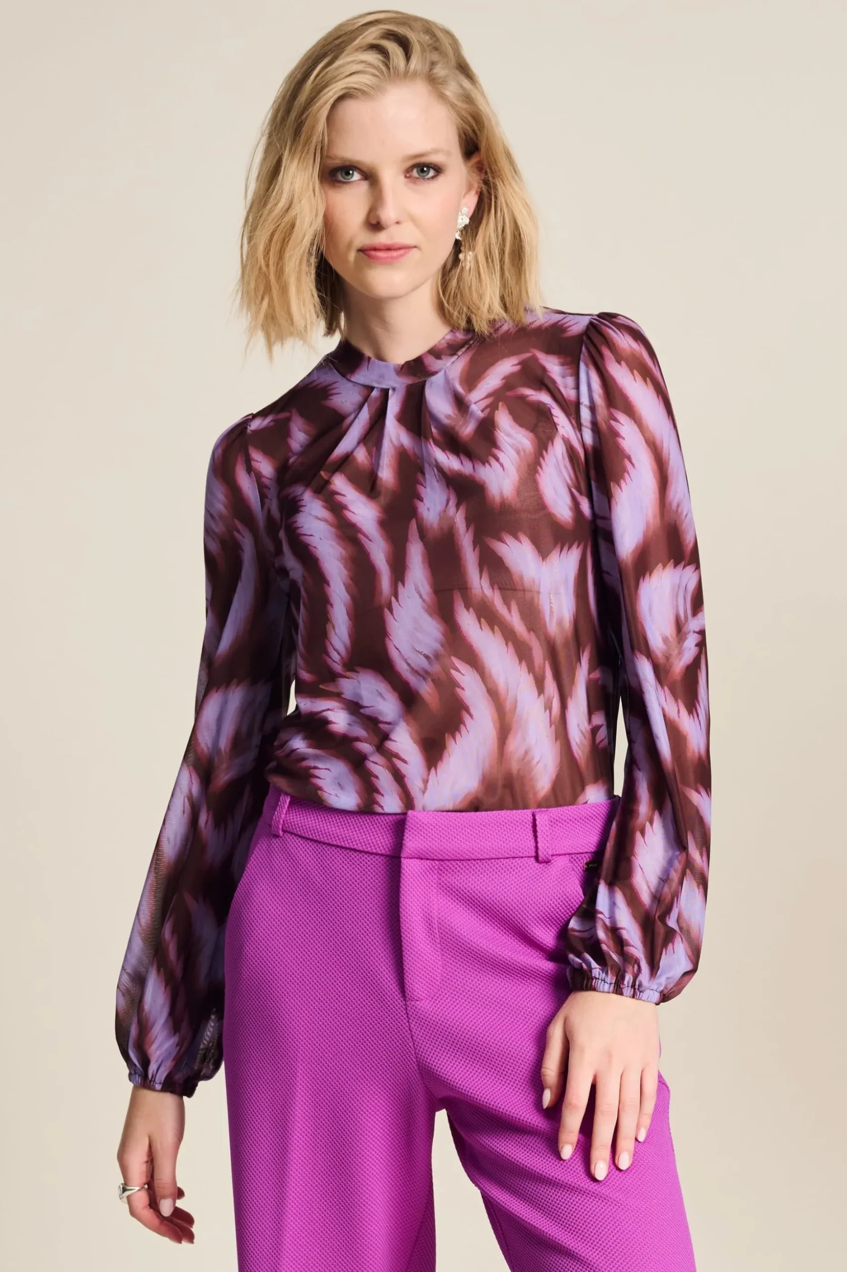 top_feathers_brown_0.webp POM Amsterdam TOP | Tops & Turtlenecks