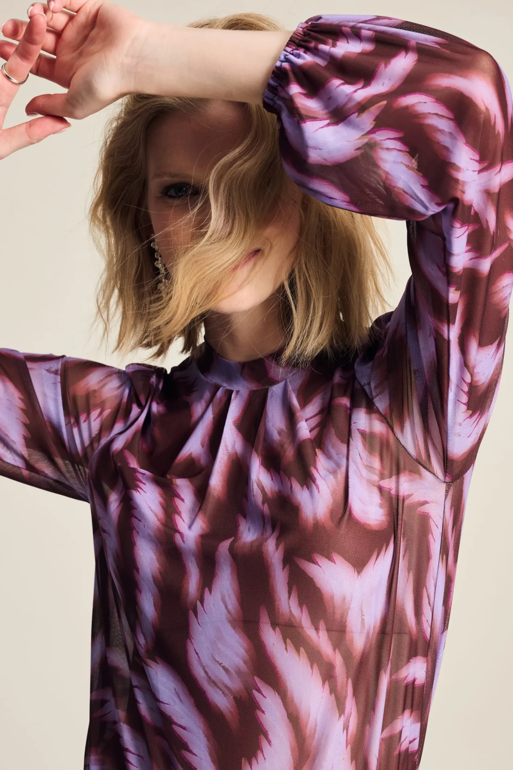 top_feathers_brown_2.webp POM Amsterdam TOP | Tops & Turtlenecks